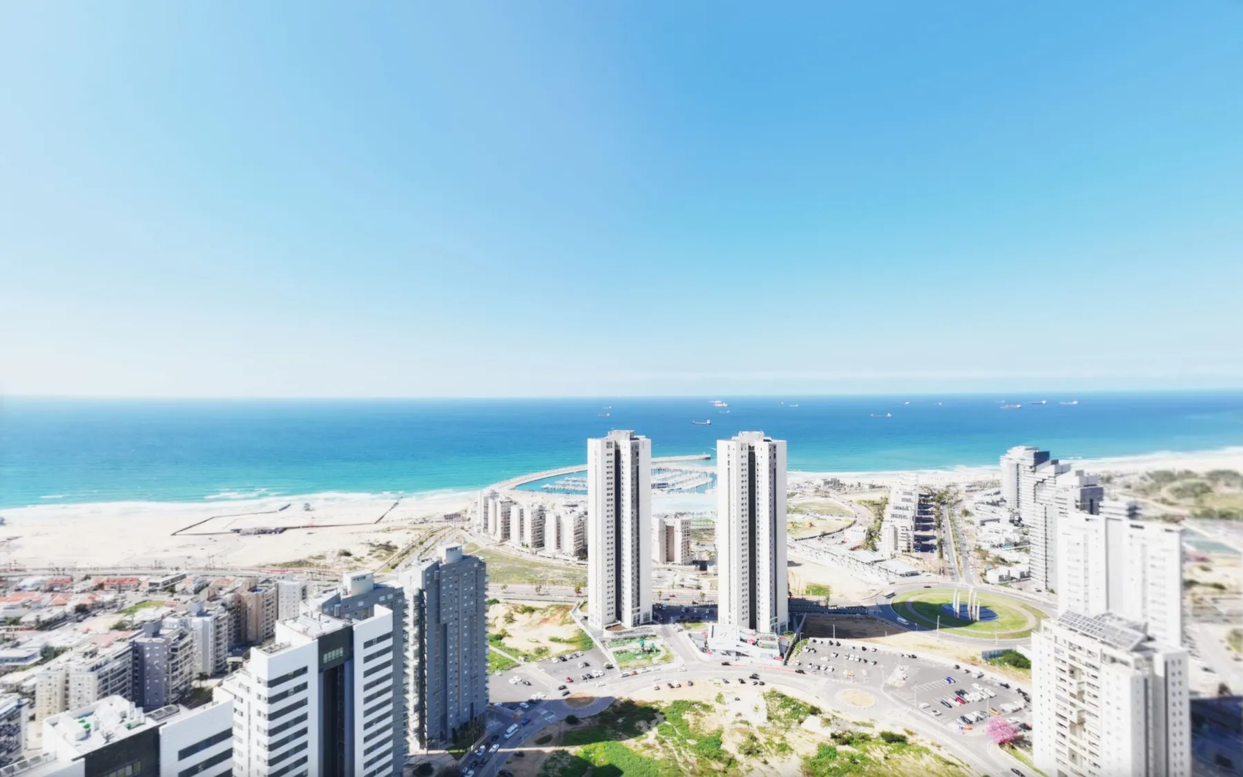 הנוף מהמרפסת אל חוף אשדוד והמרינה